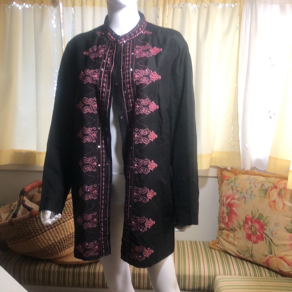 Units Woman 1X black tunic shacket with beautiful purple embroidered detailing